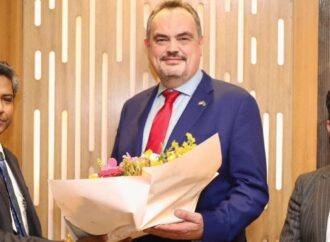 নতুন মার্কিন রাষ্ট্রদূত ব্রেন্ট ক্রিস্টেনসেন ঢাকায় পৌঁছেছেন