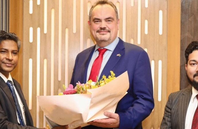 নতুন মার্কিন রাষ্ট্রদূত ব্রেন্ট ক্রিস্টেনসেন ঢাকায় পৌঁছেছেন