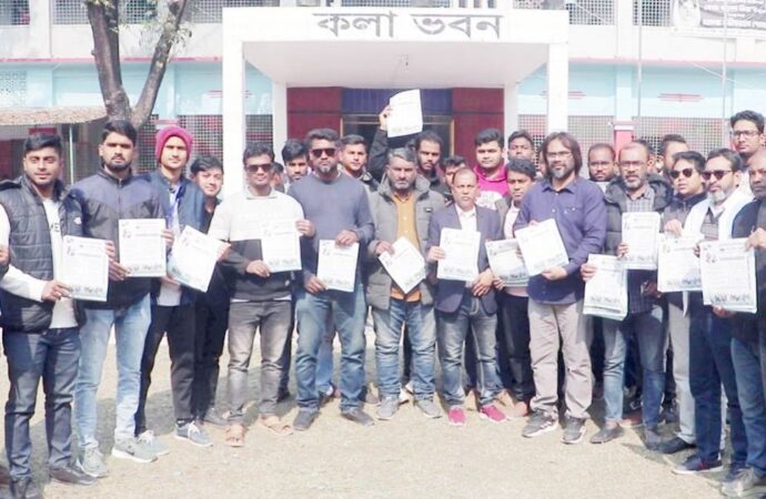 নওগাঁয় ক্রীড়া উন্নয়নে বিএনপির লিফলেট বিতরণ