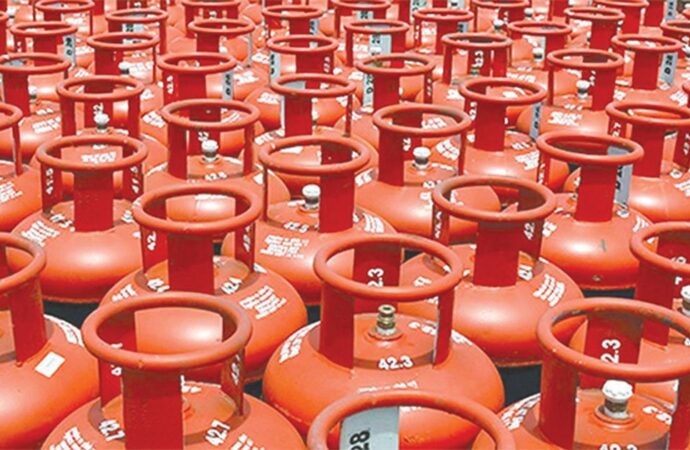 এলপিজি সংকট: দ্বিগুণ দামেও মিলছে না সিলিন্ডার