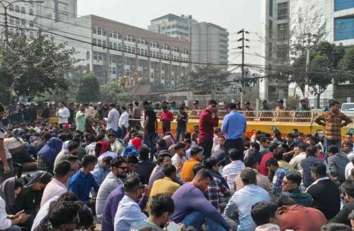 ইসির সামনে দ্বিতীয় দিনের অবস্থান কর্মসূচি চালিয়ে যাচ্ছে ছাত্রদল