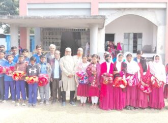 শ্যামনগরে শিক্ষার্থীদের মধ্যে কম্বল বিতরণ
