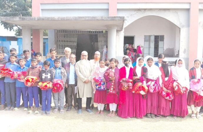 শ্যামনগরে শিক্ষার্থীদের মধ্যে কম্বল বিতরণ