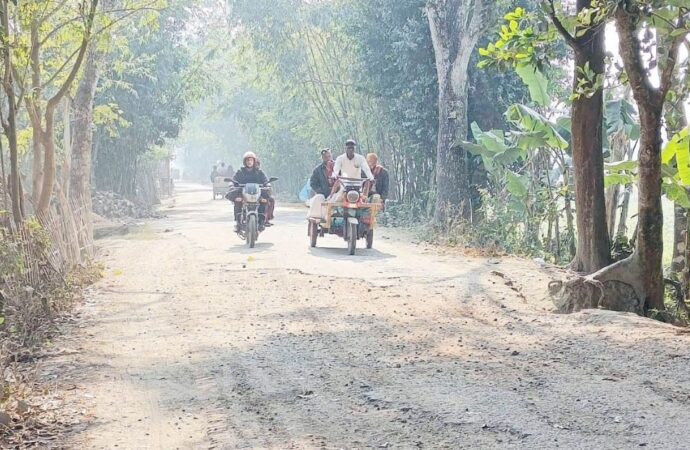 সংকোচিত ও ভাঙাচোরা সড়ক করে দিয়েছে দুর্ভোগে উত্তরাঞ্চলের মানুষ