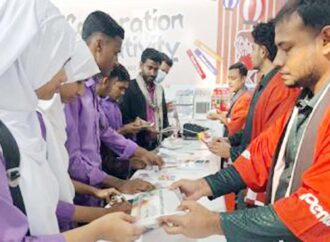আন্তর্জাতিক মেলায় শিক্ষার্থীদের শিক্ষামূলক স্টলে ভিড়