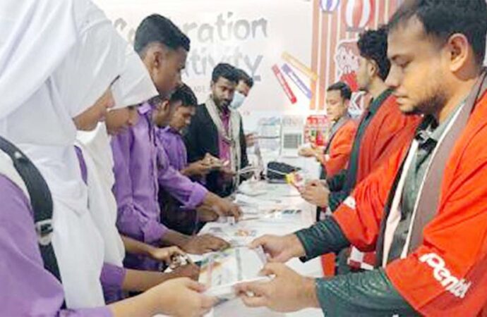 আন্তর্জাতিক মেলায় শিক্ষার্থীদের শিক্ষামূলক স্টলে ভিড়