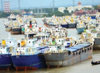 রমজান ও নির্বাচনকে লক্ষ করে পণ্য মজুদ: ভাসমান লাইটার জাহাজ এখন বাঁধা গুদাম