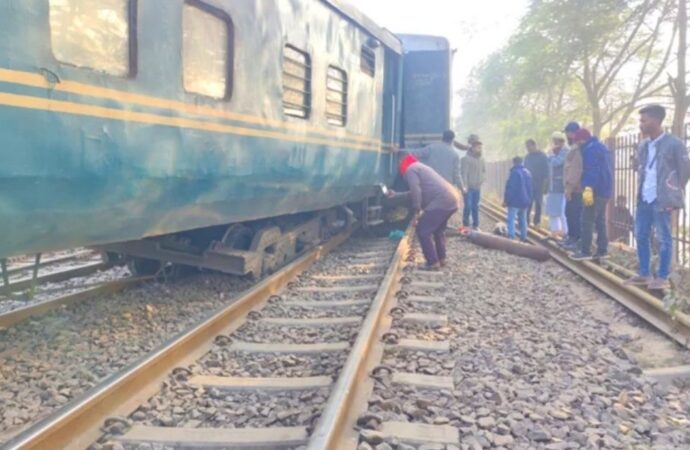 ভৈরবে ঢাকামেইল ট্রেনের বগি লাইনচ্যুত, রেল যোগাযোগ বন্ধ