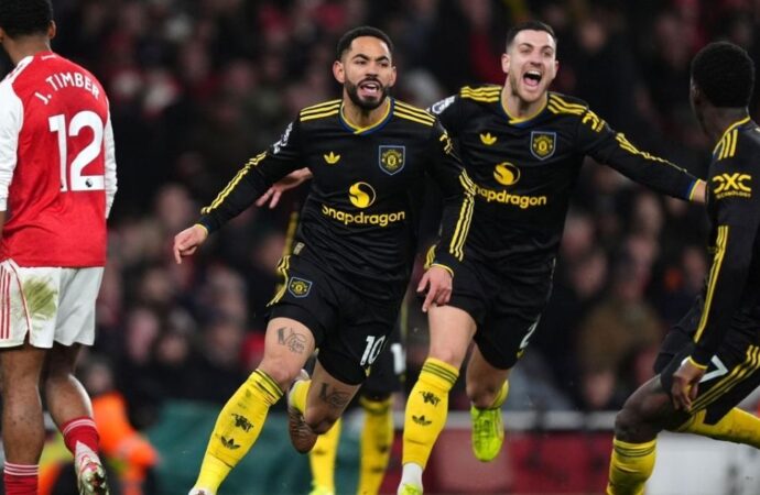 এমিরেটসে ৫ গোলের রোমাঞ্চ: আর্সেনালকে স্তব্ধ করে ম্যানচেস্টার ইউনাইটেডের নাটকীয় জয়