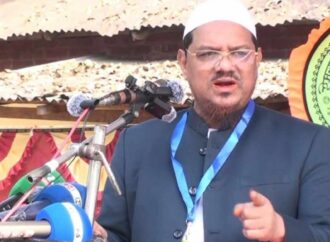 চরমোনাই পীরের অভিযোগ: জামায়াত আমিরের নারীদের পাশে বসে সেলফি তোলার দুর্নীতি