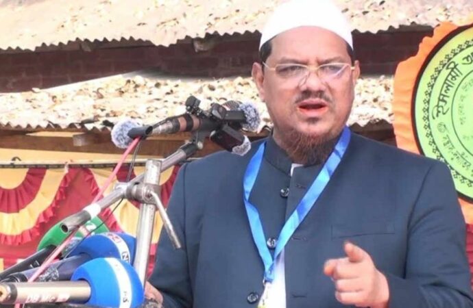 চরমোনাই পীরের অভিযোগ: জামায়াত আমিরের নারীদের পাশে বসে সেলফি তোলার দুর্নীতি