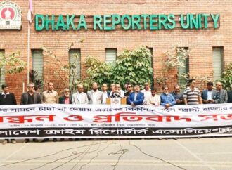 সাংবাদিকদের ওপর হামলার বিরুদ্ধে মানববন্ধন ও ৭২ ঘণ্টার আল্টিমেটাম