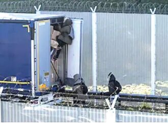 ব্রিটেনে লরির ভেতরে লুকিয়ে ২৩ বাংলাদেশি পাচারের চেষ্টা, গ্রেপ্তার ৫