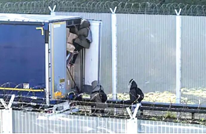 ব্রিটেনে লরির ভেতরে লুকিয়ে ২৩ বাংলাদেশি পাচারের চেষ্টা, গ্রেপ্তার ৫