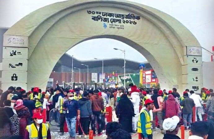 শেষ দিনে ব্যাপক কেনাকাটার উৎসব: বাণিজ্যমেলার পর্দা নামছে