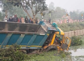 নওগাঁয় ট্রাকের মুখে প্রাণ হারালেন ৪ জন