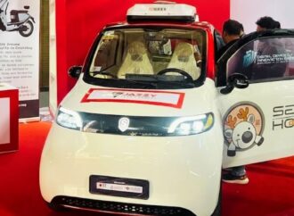 ঢাকার প্রদর্শনীতে নজর কেড়েছে ৫ লাখ টাকার বৈদ্যুতিক গাড়ি