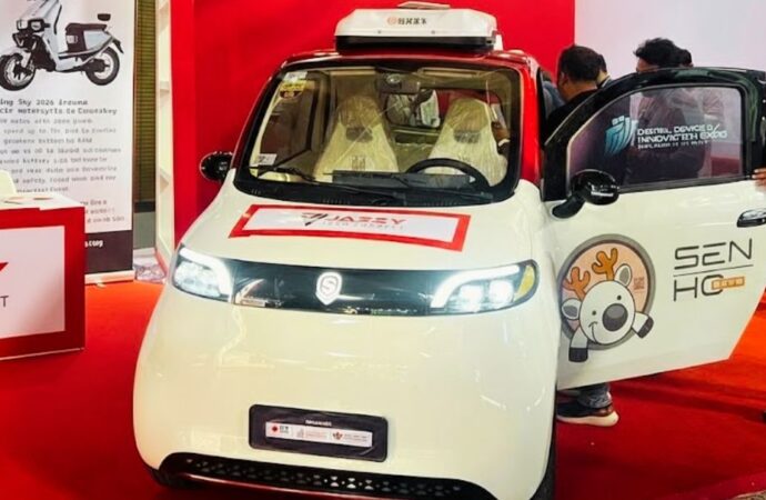 ঢাকার প্রদর্শনীতে নজর কেড়েছে ৫ লাখ টাকার বৈদ্যুতিক গাড়ি