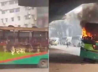 উত্তরা পার্কিং করা বাসে যান্ত্রিক ত্রুটিতে আগুন
