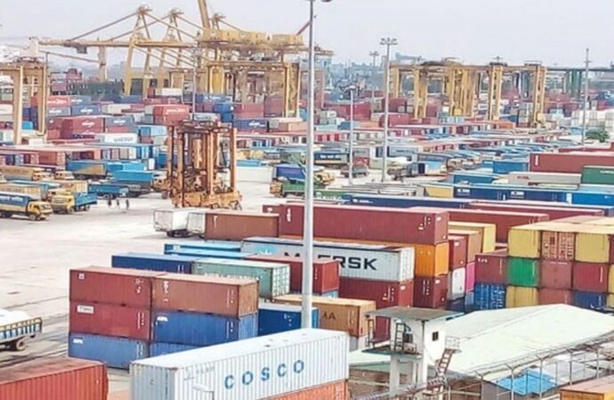 চট্টগ্রাম বন্দর: কর্মচারীদের ধর্মঘটে কঠোর অবস্থানে প্রশাসন, উত্তপ্ত পরিবেশ