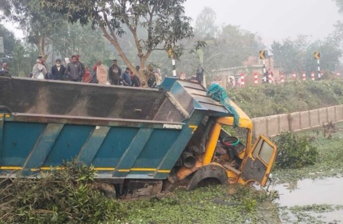 নওগাঁয় ট্রাকের ধাক্কায় ৪ জনের মৃত্যু