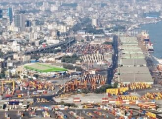 চট্টগ্রাম বন্দর টানা তৃতীয় দিনেও অচল, অর্থনৈতিক অস্থিরতা বাড়ছে