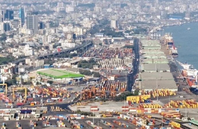 চট্টগ্রাম বন্দর টানা তৃতীয় দিনেও অচল, অর্থনৈতিক অস্থিরতা বাড়ছে