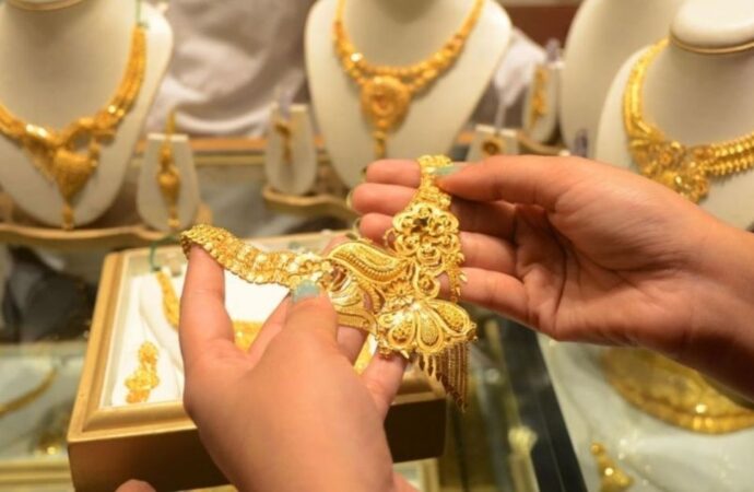 স্বর্ণের বাজারে অদ্ভুত অস্থিরতা: ১২ ঘণ্টাও টেকেনি নতুন দাম, ভরি ২ লাখ ৫৯ হাজার ছাড়াল