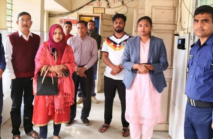 বেড়া হাসপাতালের দালালদের জরিমানা