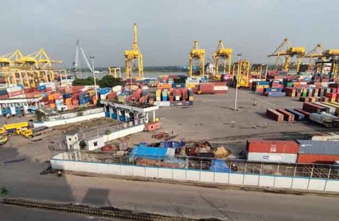 বন্দরে ব্যাপক ধর্মঘট, কার্যক্রম অচল, ব্যবসায়ী চিন্তিত