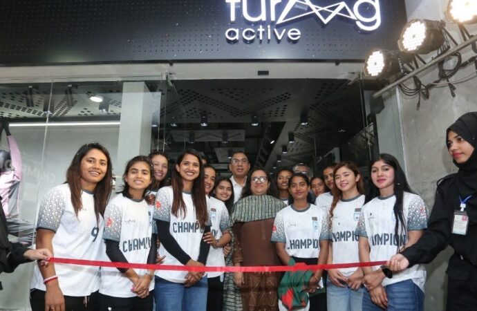 নারায়ণগঞ্জে সাফ নারী ফুটসাল চ্যাম্পিয়নদের বর্ণাঢ্য সংবর্ধনা ও নতুন স্টোর উদ্বোধন