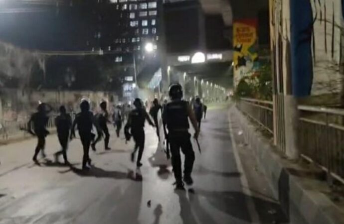 শাহবাগে ফের পুলিশের সঙ্গে ইনকিলাব মঞ্চের সংঘর্ষ