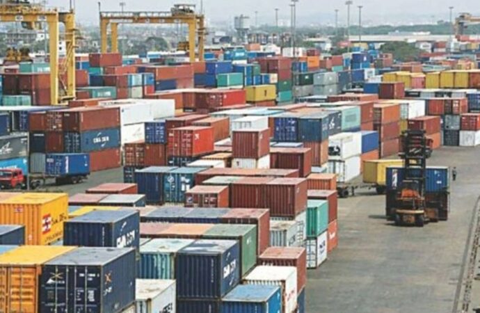 চট্টগ্রাম বন্দরে অচলাবস্থা: শ্রমিকের ধর্মঘটে আমদানি-রপ্তানি ব্যাহত