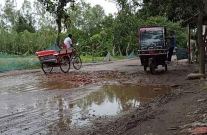 সারিয়াকান্দিতে জলবদ্ধ সড়ক নির্মাণে জনদুর্ভোগ থেকে মুক্তি