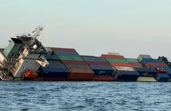 চট্টগ্রাম বন্দরে আসার পর থাইল্যান্ড উপকূলে জাহাজ ডুবি, ২৯৭ কনটেইনারসহ