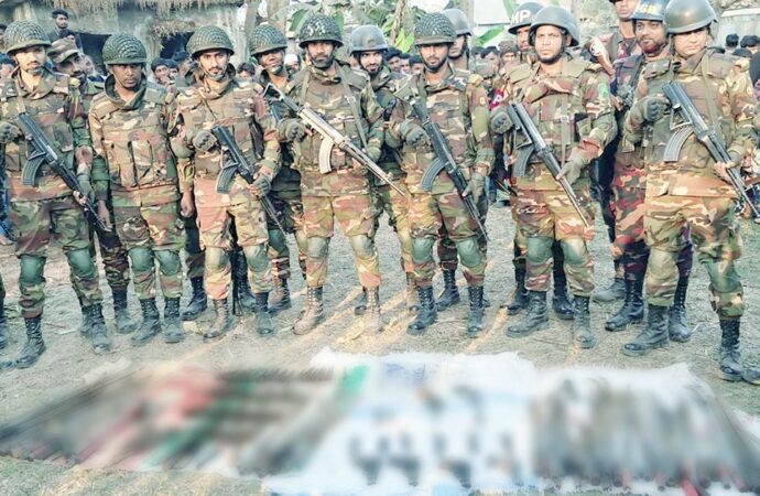 ফরিদপুরে অভিযান: ৬ অস্ত্র ও ১৬ রাউন্ড গুলিসহ অস্ত্র উদ্ধার