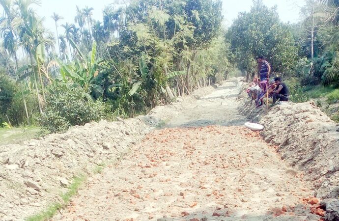 শৈলকুপায় রাস্তা নির্মাণে অনিয়ম ও বাধা দেওয়ায় যুবকদের মারধর