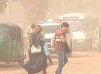 বিশ্বের দূষিত বাতাসের শহরে ঢাকা শীর্ষে: স্বাস্থ্যঝুঁকিতে নগরবাসী