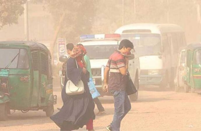 বিশ্বের দূষিত বাতাসের শহরে ঢাকা শীর্ষে: স্বাস্থ্যঝুঁকিতে নগরবাসী