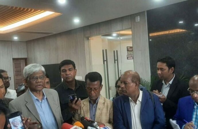 পাঁচ ব্যাংকের ক্ষতিগ্রস্ত শেয়ারহোল্ডাররা ধাপে ধাপে ক্ষতিপূরণ পাবেন: অর্থ উপদেষ্টা