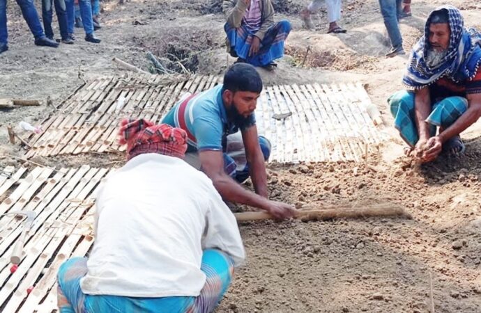 দৌলতপুরে মর্মান্তিক সড়ক দুর্ঘটনায় তিন বন্ধু একে অপরের পাশে নিভে গেল জীবন