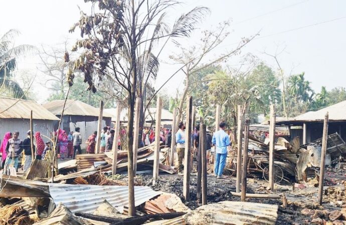 গুরুদাসপুরে অগ্নিদগ্ধে মা-মেয়ের মর্মান্তিক মৃত্যু, দুজন দগ্ধ আরও দুজন