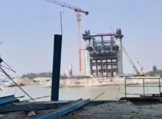 পায়রা বন্দরে সেতুর সাটার ভেঙে নদীতে পড়ে একজন নিহত, আহত ১০