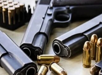 নির্বাচনের প্রথম দিকেই এগিয়ে ২০ হাজারের বেশি লাইসেন্সপ্রাপ্ত অস্ত্র এখনও জমা দেয়া হয়নি