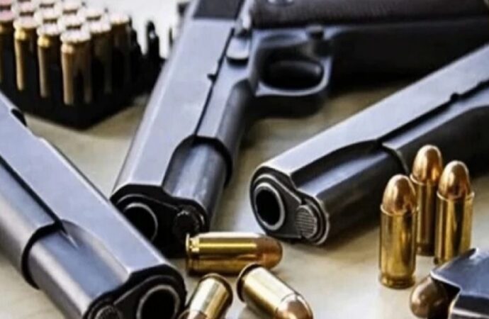 নির্বাচনের প্রথম দিকেই এগিয়ে ২০ হাজারের বেশি লাইসেন্সপ্রাপ্ত অস্ত্র এখনও জমা দেয়া হয়নি