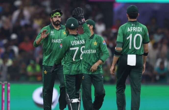 অলরাউন্ড পারফরম্যান্সে পাকিস্তানের উজ্জ্বল জয়: যুক্তরাষ্ট্রকে হারিয়ে শীর্ষে গ্রুপ