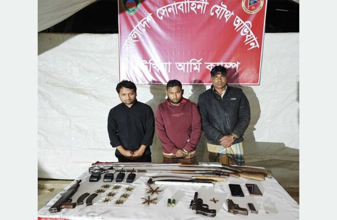 উখিয়ায় যৌথবাহিনী অভিযান: অস্ত্র ও গোলাবারুদসহ ৩ জন আটক