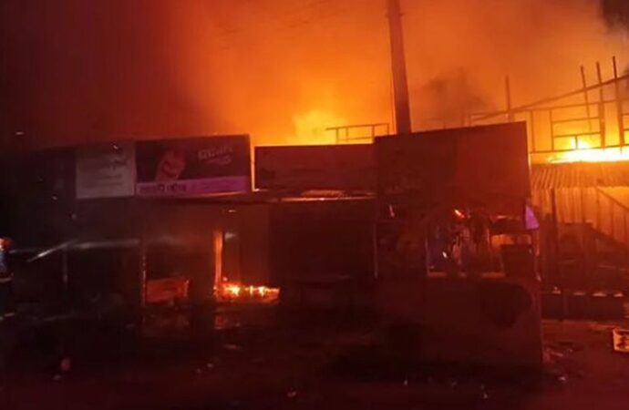 রূপগঞ্জের নীলা মার্কেটে ভয়াবহ অগ্নিকাণ্ডে ব্যাপক ক্ষতি