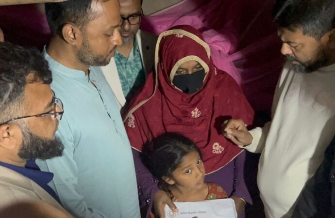 ফেনীতে ভোট দেওয়ার জন্য তালাকপ্রাপ্ত নারীর পাশে দাঁড়িয়েছে বিএনপি