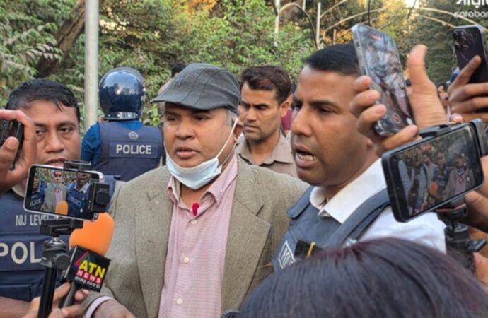 ধানমন্ডি ৩২ থেকে ধানমন্ডি থানা পুলিশের কাছে আটক ৫ ব্যক্তি